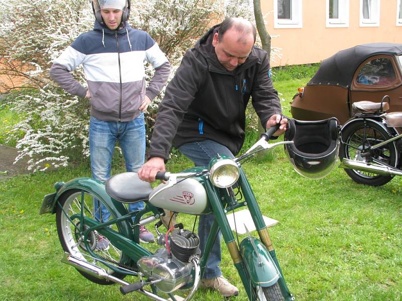 Den s historickou technikou ve Velkém Oseku