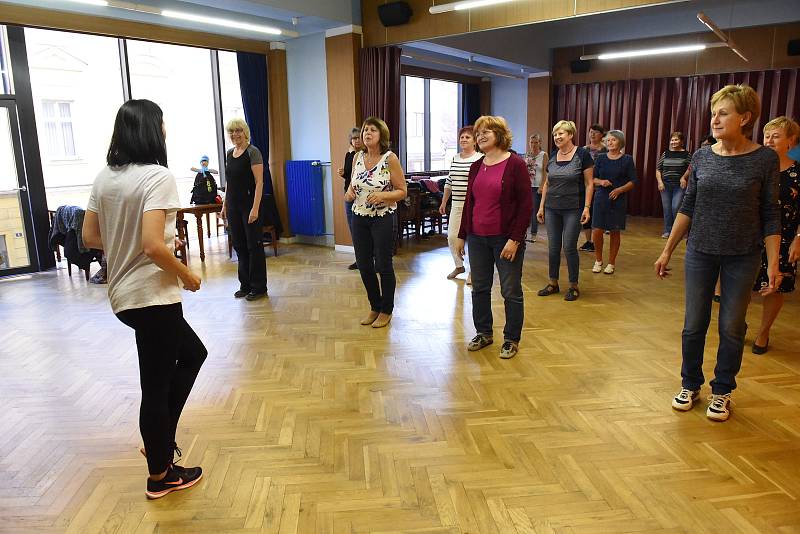 Aktivní seniorky si vyzkoušely první taneční kroky.