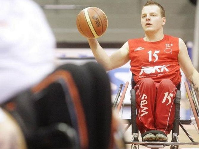 Petr Novák hraje basketbal.