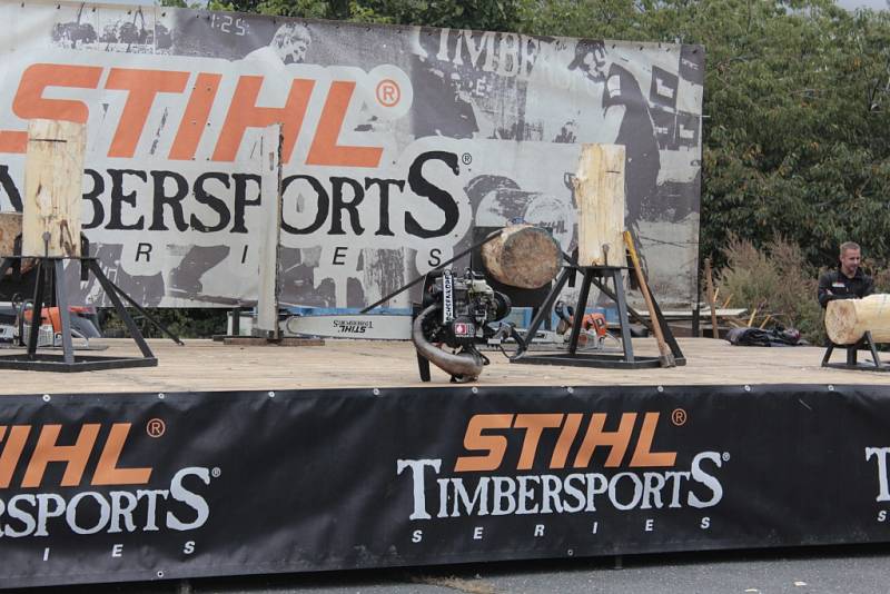 Nedělní odpoledne ve Viticích zpestřil Timbersports.