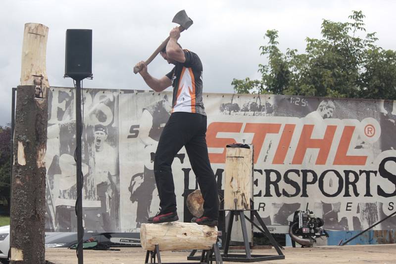 Nedělní odpoledne ve Viticích zpestřil Timbersports.