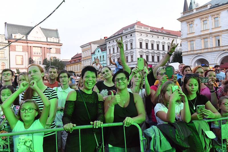 Kolínské kulturní léto: z koncertu Lazy Brass, Pokáče a Migu 21 na Karlově náměstí v Kolíně.