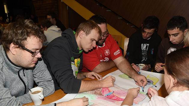 Z vernisáže výstavy Radost, celostátní přehlídky výtvarných děl osob s mentálním postižením, v Městském společenském domě v Kolíně.