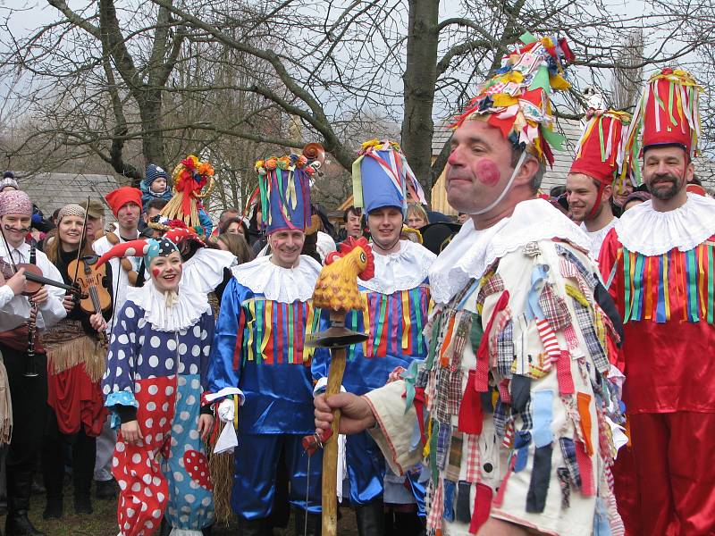 Národopisný pořad na téma lidového masopustu přilákal do skanzenu obrovské množství návštěvníků.