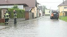 Voda z přelité požární nádrže ve Starém Kolíně zaplavila i hasičskou stanici.