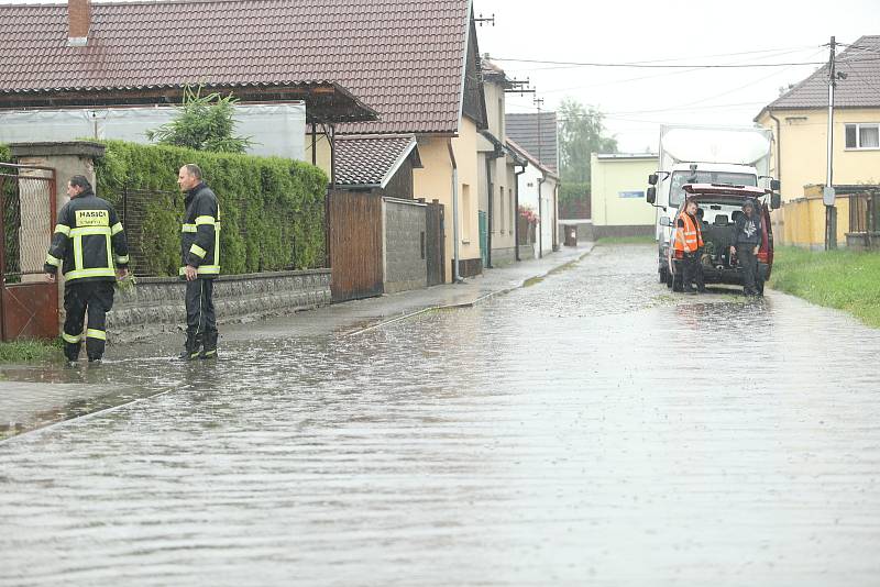 Voda z přelité požární nádrže ve Starém Kolíně zaplavila i hasičskou stanici.