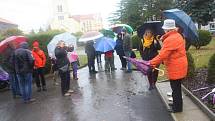 Ke stému výročí založení Československa odhalili Pečky sochu prvního prezidenta Tomáš Garrigue Masaryka. Po slavnostním ceremoniálu kolem sochu zůstávali lidé, kteří se s ní chtěli na památku vyfotografovat.