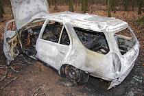 ODCIZENÉ AUTO nakonec dvojice pachatelů ukryla v lesním porostu a zapálila. Zbyly z něj ohořelé trosky.