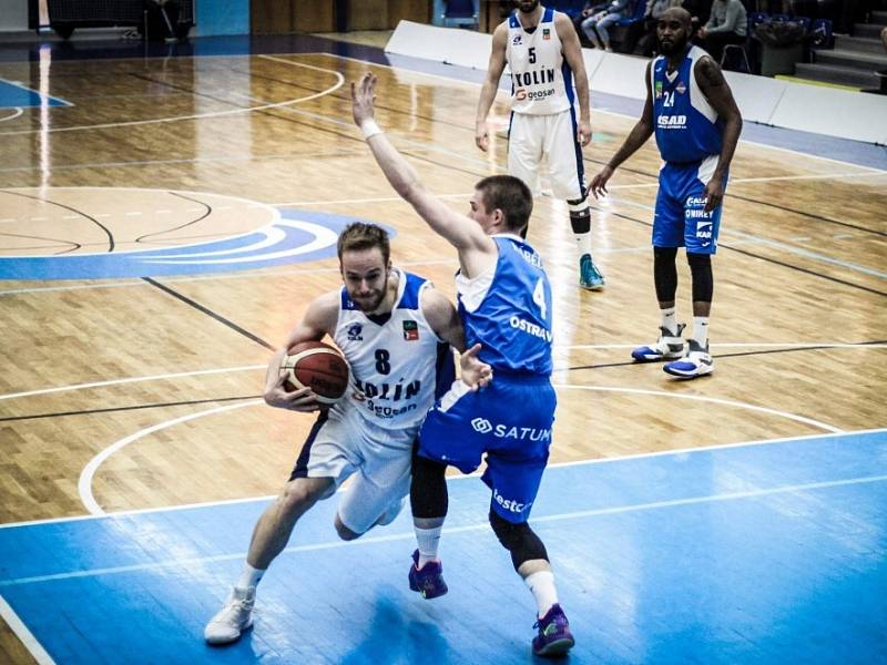 Z utkání nadstavby BC Geosan Kolín - Ostrava (89:77).