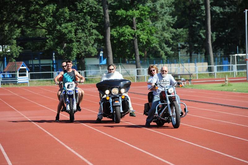 Hry pro radost ozvláštnili motorky i šermíři