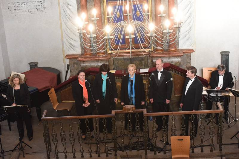 Tentokrát se v kolínské synagoze sešli členové a přátelé kolínského Kruhu přátel hudby na koncertu špičkového vokálně – instrumentálního souboru Linha Singers.