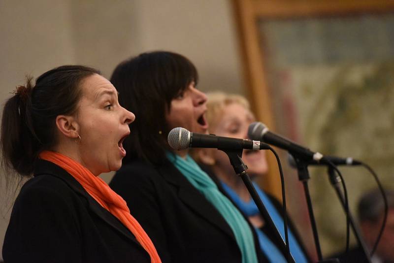 Tentokrát se v kolínské synagoze sešli členové a přátelé kolínského Kruhu přátel hudby na koncertu špičkového vokálně – instrumentálního souboru Linha Singers.