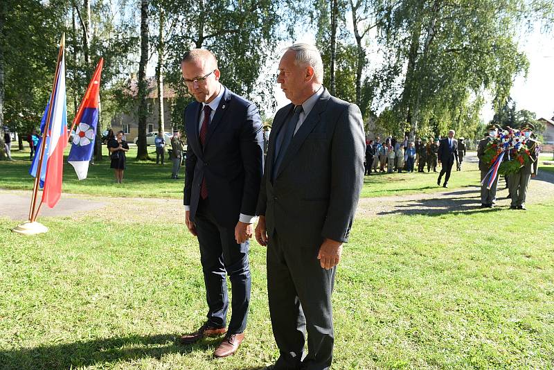 Z pietního aktu na počest kolínského rodáka, štábního kapitána Václava Morávka v Lošanech.