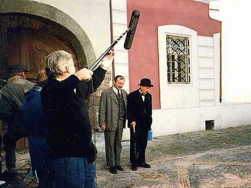 Oldřich Navrátil si v televizním seriálu Bylo nás pět zahrál roli obchodníka Vendelína Bajzy, tatínka hlavního hrdiny Péti Bajzy, na fotografii na Mírovém náměstí v Kouřimi poblíž kulis Bajzovic koloniálu.