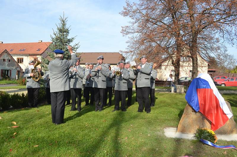 Vznik československého státu si ve Velimi připomněli odhalením desky