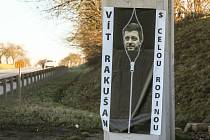 Plakát s ministrem vnitra Vítem Rakušanem ve vaku na mrtvoly na výjezdu z Českého Brodu na silnici I/12 směrem na Kolín v pondělí 18. prosince 2023.