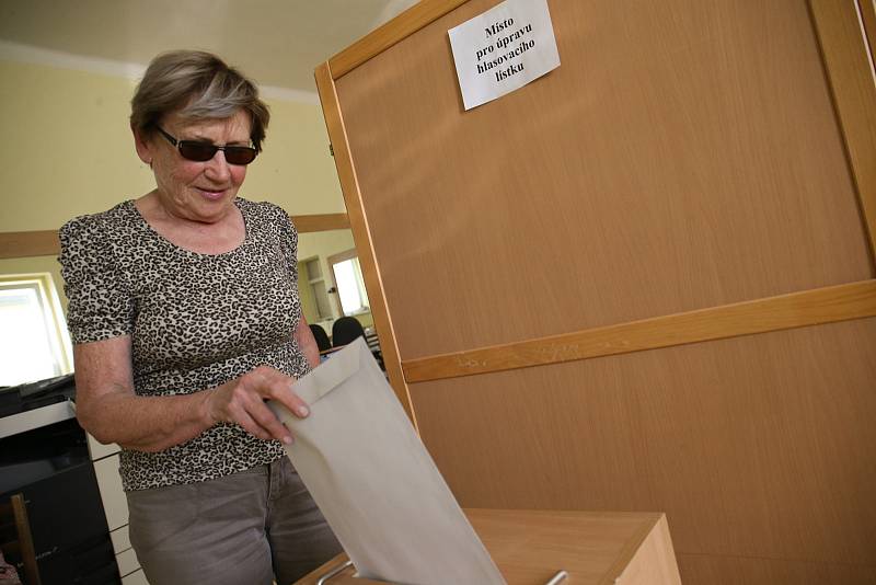 Volby do EP na Kolínsku, volební místnost v obci Tři Dvory