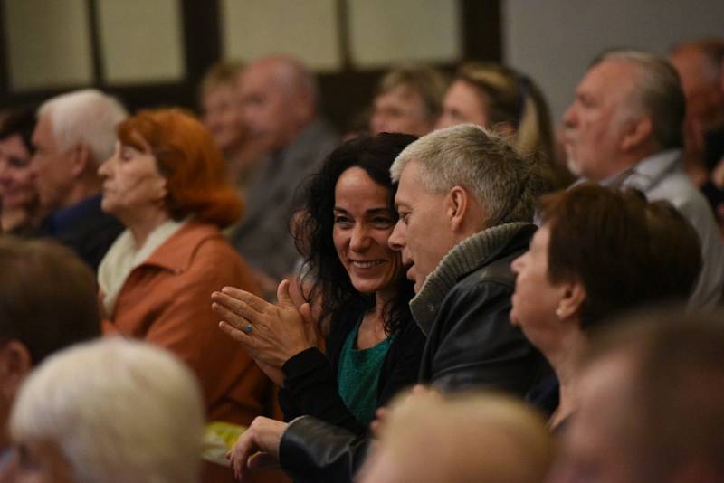 Tentokrát se v kolínské synagoze sešli členové a přátelé kolínského Kruhu přátel hudby na koncertu špičkového vokálně – instrumentálního souboru Linha Singers.