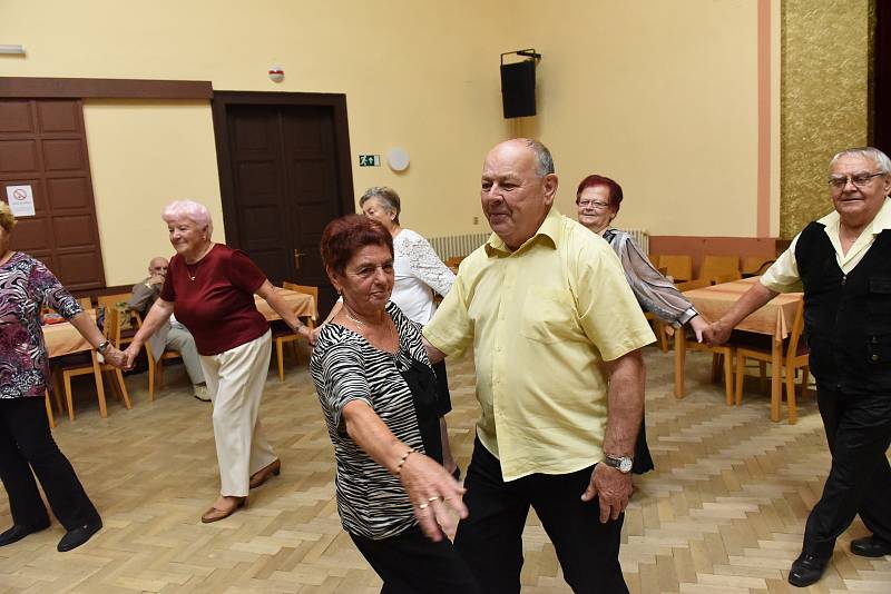 Z nedělního tanečního setkání členů a příznivců Klubu přátel Františka Kmocha s kapelou Kolíňanka v sále Na Zámecké v Kolíně.