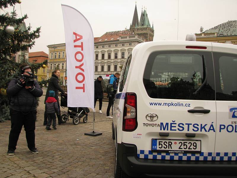 Ze slavnostního předání vozidel pro město, městskou policii a zdravotníky na Karlově náměstí v Kolíně.