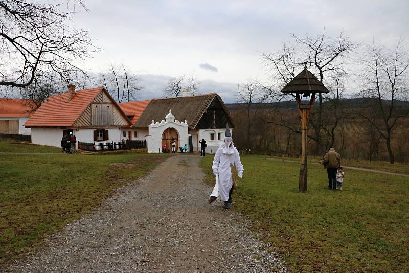 Ze svatomikulášské obchůzky ve skanzenu v Kouřimi.