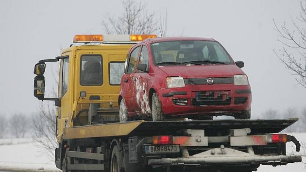 U Slunce na silnici I/12 se fiat otočil na střechu