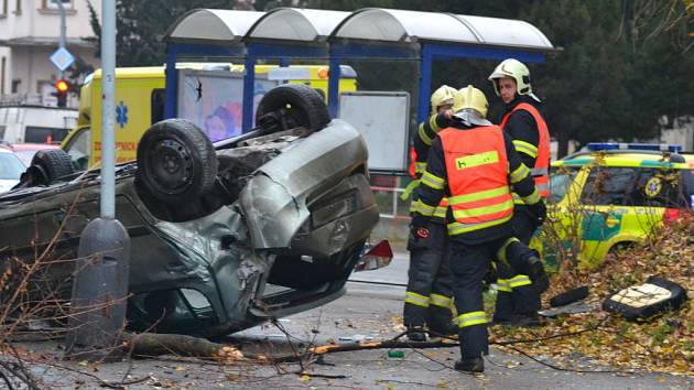 Auto se pod nárazu do svodidel převrátilo na střechu