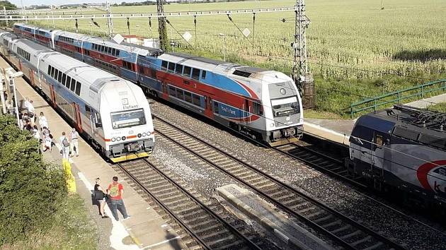Lidé na Českobrodsku tvrdí, že ještě před tragickou srážkou vlaků u Štolmíře byly problémy také v Rostoklatech.