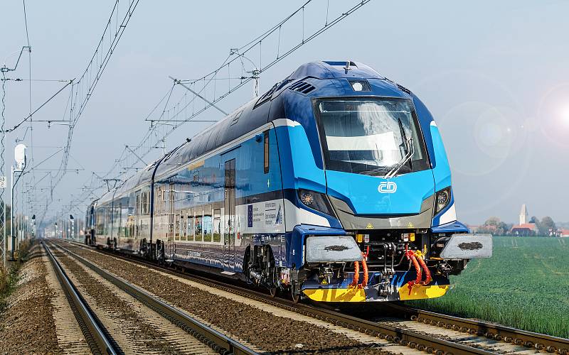 Dvoupodlažní push-pull vlaková souprava 13EV na zkušebním železničním okruhu u Velimi.