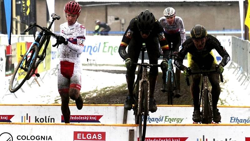 Velká cena cyklokrosu Kolín: na okruhu v okolí atletického stadionu Mirka Tučka měli nejvíc sil Vanda Dlasková (Auto Škoda Mladá Boleslav) a Šimon Vaníček (ČEZ Cyklo Team Tábor).