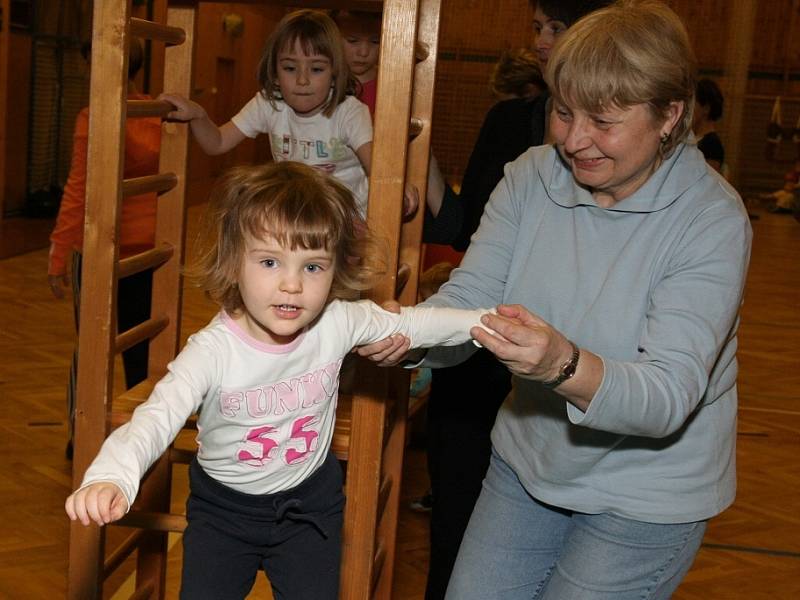 Cvičení dětí s rodiči v hale Bios u 3. ZŠ v Kolíně