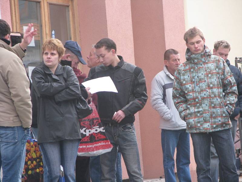 Fronta před evidencí vozidel nebere konce.