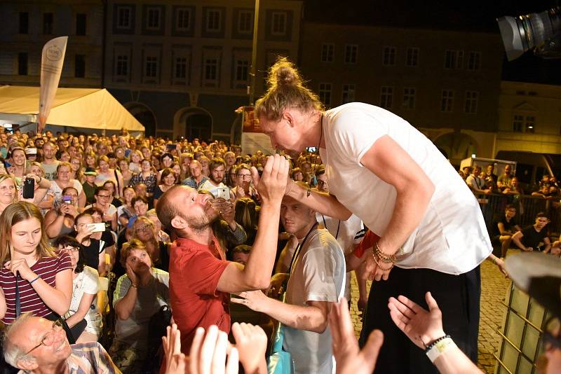 Spojené orchestry, Tomáš Klus, Hana Holišová a dechovkový metal nadchly první festivalový den davy fanoušků.