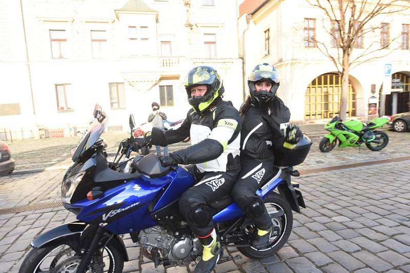 Již po osmnácté letos kolínští motorkáři říkající si Verbež kolínská uspořádali štědrovečerní vyjížďku s tradičním cílem u vánočního stromu na kolínském Karlově náměstí.