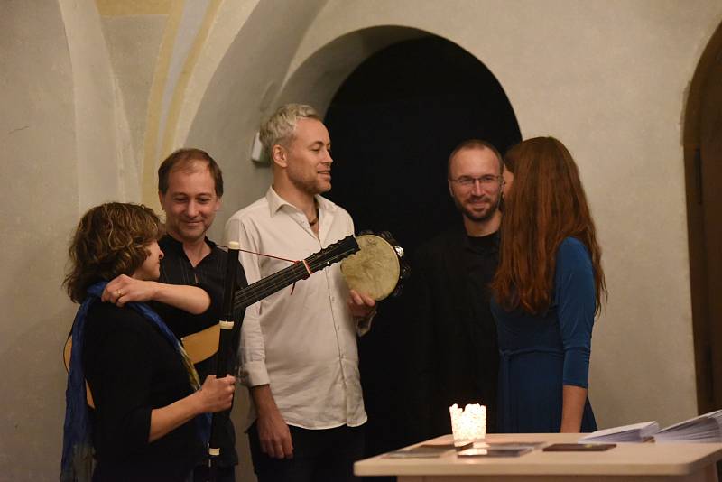 Festival Rosa Bohemica v kolínské synagoze: z vystoupení souboru Plaisirs de Musique se zpěvačkou Eliškou Tesařovou.