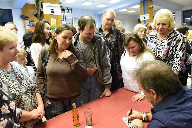 Z autogramiády zpěváka Jakuba Smolíka o přestávce koncertu v Městském společenském domě v Kolíně.