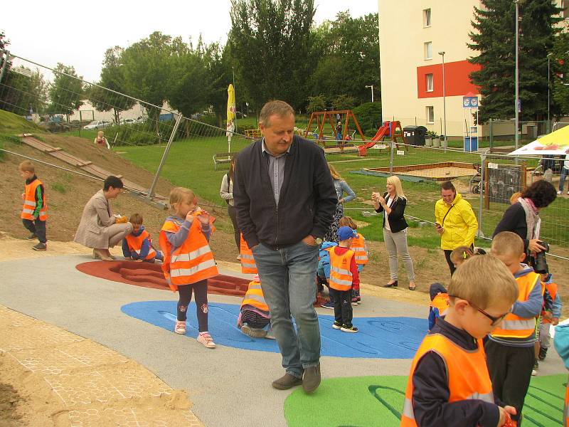 Ze slavnostního otevření kuličkového hřiště v Kolíně.