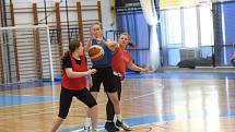 Třetí sportovní den základních škol v Kolíně patřil basketbalu.