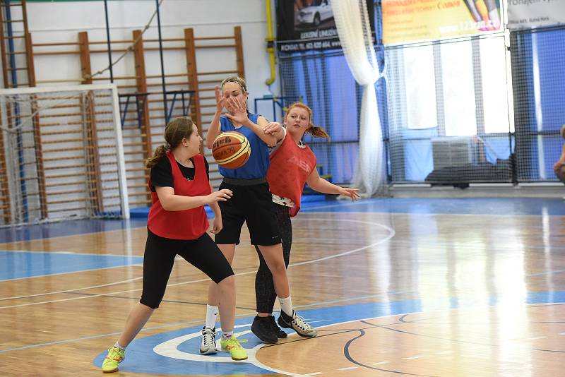 Třetí sportovní den základních škol v Kolíně patřil basketbalu.