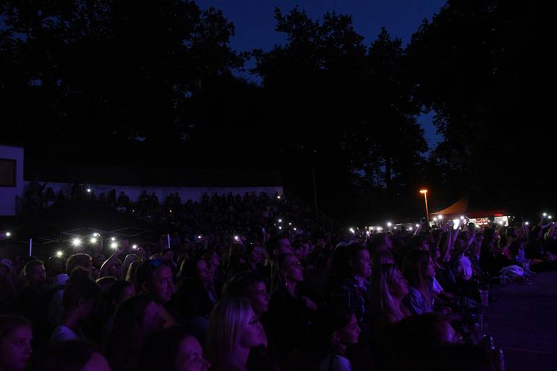 V Kolíně na sledování fotbalového utkání Česko - Dánsko navázal koncert kapely Chinaski.