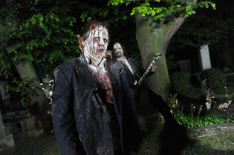 Kolínský deník | Zombie běhali po hřbitově | fotogalerie