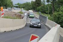 U Českého Brodu během opravy mostu proudí doprava po provizorním mostku.