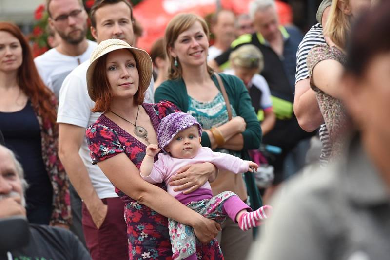 Vladimír Mišík bavil na náměstí stovky lidí všech generací.