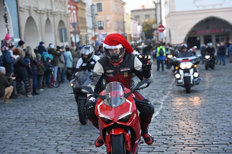 Již po osmnácté letos kolínští motorkáři říkající si Verbež kolínská uspořádali štědrovečerní vyjížďku s tradičním cílem u vánočního stromu na kolínském Karlově náměstí.