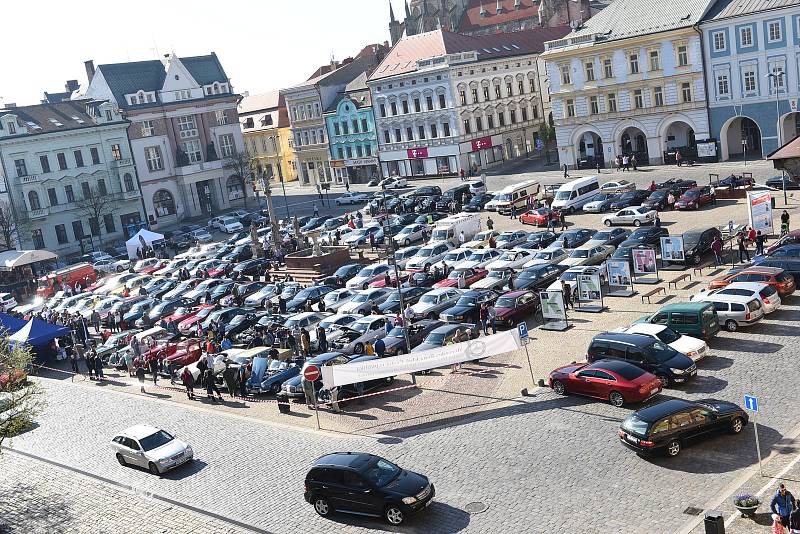 Kolínské Karlovo náměstí zaplnily automobily značky Mercedes – Benz