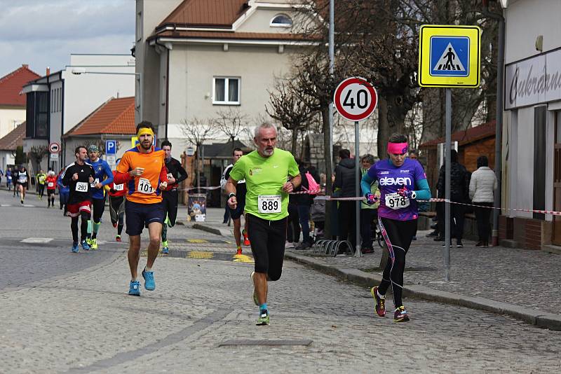 Tradičního běhu v Pečkách se účastní běžci různých věkových kategorií.