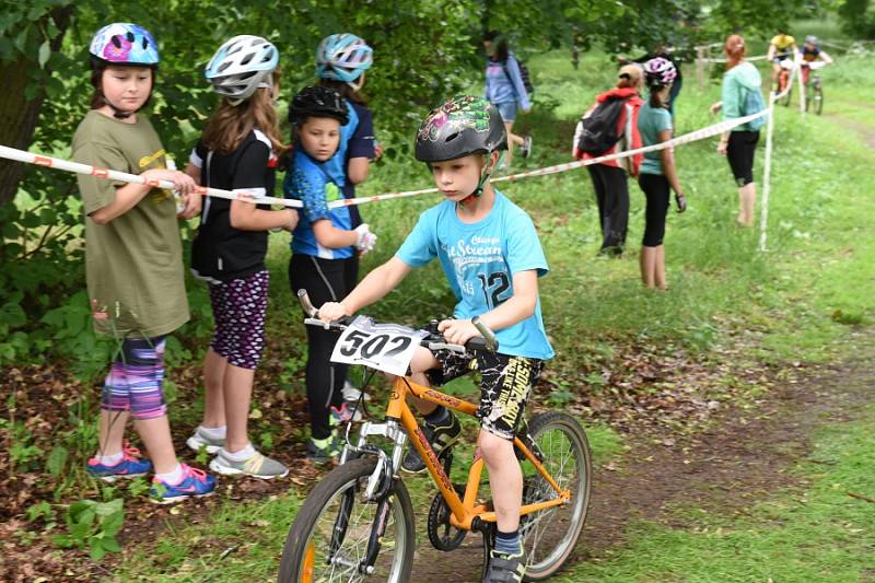 Poslední sportovní den v Kolíně ukončila cyklistika, basketbal i házená.