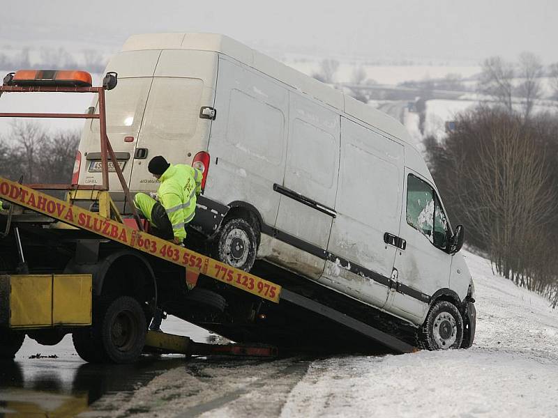 Dodávka skončila ve škarpě