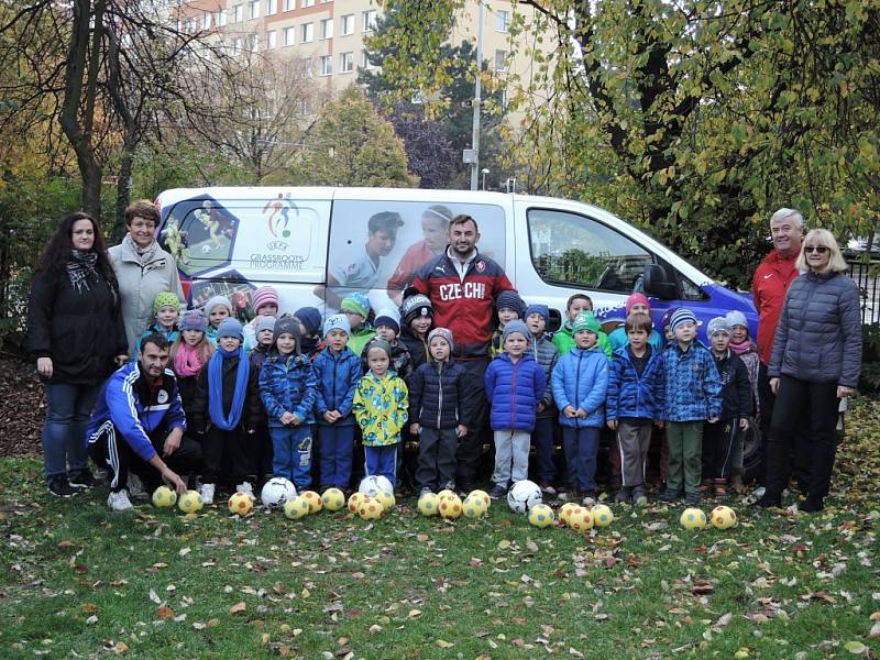 Fotbalisté přišli za dětmi do mateřinky ukázat trénink.