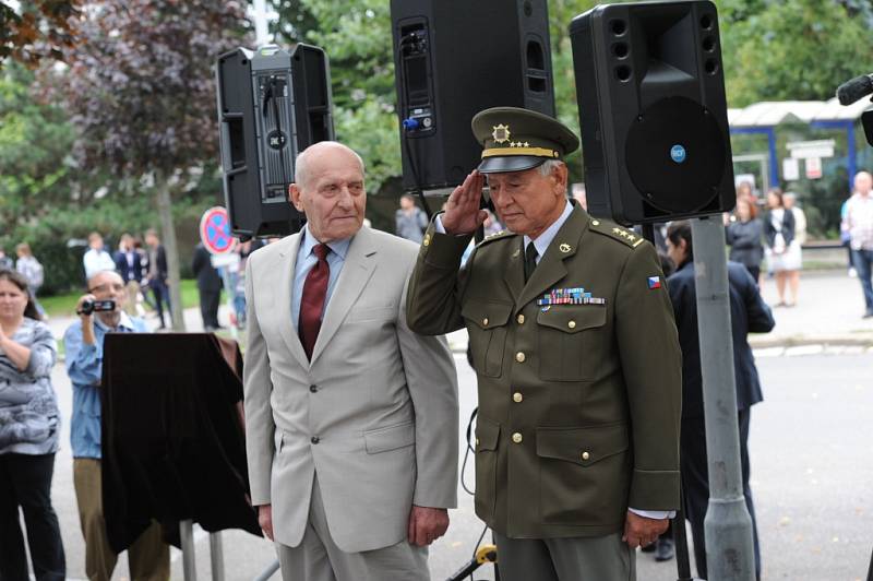 Pietní akt v Lošanech pozdravil telefonem z Ameriky Josef Mašín